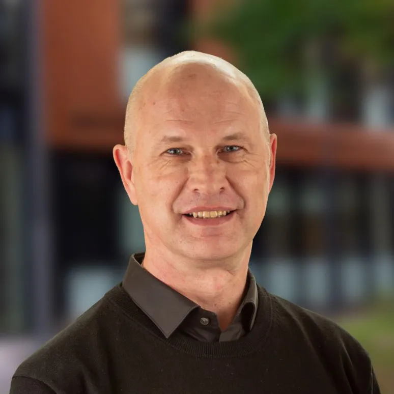 Portrait photo of Paul Riley.