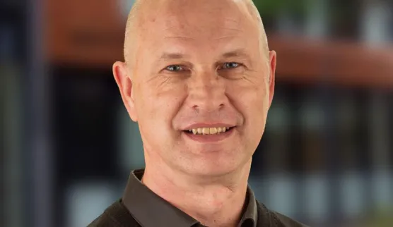 Portrait photo of Paul Riley.